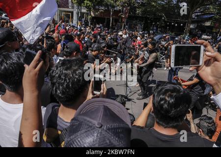 Le groupe de rock local se produit lors d'une manifestation pour rejeter le test rapide et écouvillon pour le coronavirus (Covid-19) comme une exigence administrative pour les travailleurs et les voyageurs à Denpasar, Bali, Indonésie sur 26 juillet 2020. Ils exhortent le gouvernement à cesser de mettre en œuvre des tests rapides et par écouvillonnage comme principale exigence pour les services publics, même le nombre de cas de Covid-19 est encore élevé en Indonésie. Ils croient que les tests rapides et par écouvillonnage ont le potentiel de devenir une entreprise sale dans l'industrie de la santé, ce qui ne va peser que sur le plan économique des personnes de faible classe. (Photo de Johannes Christo/NurPhoto) Banque D'Images