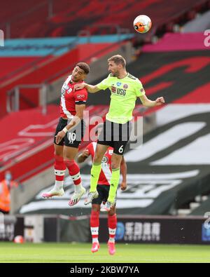 Che Adams de Southampton concoure un titre avec Chris Basham de Sheffield United lors du match de la Premier League entre Southampton et Sheffield United au St Mary's Stadium de Southampton. (Photo de Jon Bromley/MI News/NurPhoto) Banque D'Images