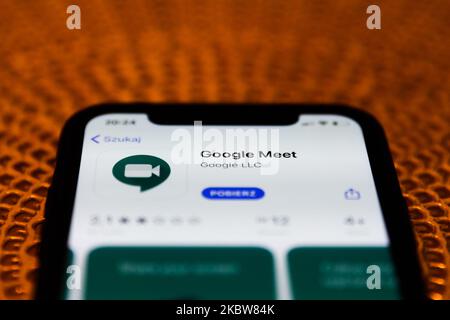 L'icône Google Meet s'affiche sur l'écran du téléphone dans cette photo d'illustration prise en Pologne sur 26 juillet 2020. Les applications de réunion vidéo ont gagné en popularité pendant la pandémie du coronavirus. (Photo d'illustration par Jakub Porzycki/NurPhoto) Banque D'Images