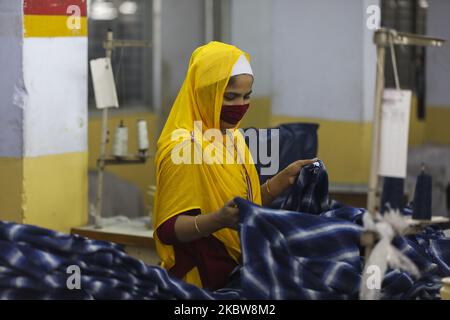Un ouvrier prêt-à-porter travaille dans une usine de vêtements à Dhaka, à 25 juillet 2020. (Photo d'Ahmed Salahuddin/NurPhoto) Banque D'Images
