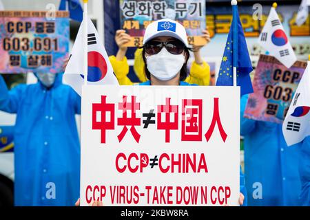 Les partisans du nouvel État fédéral de Chine se réunissent pour un rassemblement près de l'ambassade chinoise à Séoul, en Corée du Sud, sur 27 juillet 2020. Ils ont demandé instamment le retrait de la Loi sur la sécurité de Hong Kong. Les participants au rassemblement, qui ont nié le gouvernement du Parti communiste chinois et insisté pour établir un « nouvel État fédéral de Chine », ont déclaré : « nous exigeons l'abolition de la loi de sécurité de Hong Kong appliquée par le Parti communiste chinois ». Lors du rassemblement, ils ont affirmé que le Parti communiste chinois avait développé une nouvelle infection à coronavirus et la propagé intentionnellement dans le monde entier. (Photo de Chris Jung/NurPho Banque D'Images