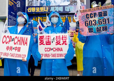Les partisans du nouvel État fédéral de Chine se réunissent pour un rassemblement près de l'ambassade chinoise à Séoul, en Corée du Sud, sur 27 juillet 2020. Ils ont demandé instamment le retrait de la Loi sur la sécurité de Hong Kong. Les participants au rassemblement, qui ont nié le gouvernement du Parti communiste chinois et insisté pour établir un « nouvel État fédéral de Chine », ont déclaré : « nous exigeons l'abolition de la loi de sécurité de Hong Kong appliquée par le Parti communiste chinois ». Lors du rassemblement, ils ont affirmé que le Parti communiste chinois avait développé une nouvelle infection à coronavirus et la propagé intentionnellement dans le monde entier. (Photo de Chris Jung/NurPho Banque D'Images