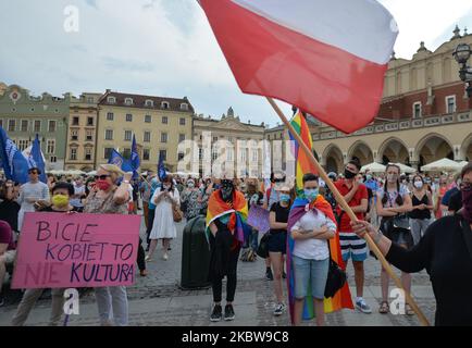 Des militants et des membres des partis d'opposition polonais se sont réunis vendredi après-midi sur la place principale du marché de Cracovie pour exprimer leur opposition au projet du gouvernement de retirer la Pologne de la Convention du Conseil de l'Europe de 2011 sur la lutte contre la violence domestique. Sur 24 juillet 2020, à Cracovie, en Pologne. (Photo par Artur Widak/NurPhoto) Banque D'Images