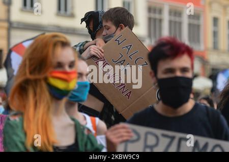 Des militants et des membres des partis d'opposition polonais se sont réunis vendredi après-midi sur la place principale du marché de Cracovie pour exprimer leur opposition au projet du gouvernement de retirer la Pologne de la Convention du Conseil de l'Europe de 2011 sur la lutte contre la violence domestique. Sur 24 juillet 2020, à Cracovie, en Pologne. (Photo par Artur Widak/NurPhoto) Banque D'Images