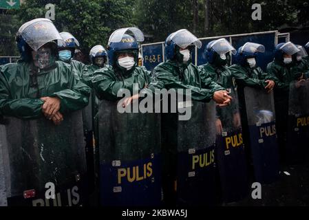Des policiers sont en garde pour empêcher les éventuels manifestants de marcher vers la Chambre des représentants avant que le président philippin Rodrigo Duterte ne prononce son discours sur l'état de la nation de 5th à Quezon City, aux Philippines, sur 27 juillet 2020 (photo de Lisa Marie David/NurPhoto). Banque D'Images