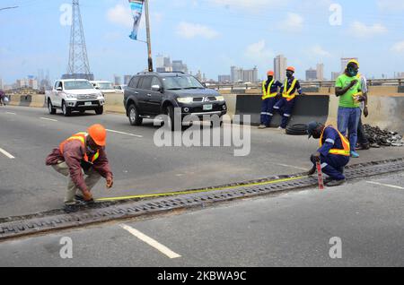 Les travailleurs de la construction sur le site commencent les travaux de réparation en cours sur le troisième pont du continent, à 26 juillet 2020, à Lagos. Nigeria, en particulier entre les périodes de pointe de 6,30am et 7pm, car beaucoup plus de passagers seront invités à voyager par d'autres routes et les voies navigables, tandis que la fermeture partielle du troisième pont continental de Lagos dure. (Photo par Olukayode Jaiyeola/NurPhoto) Banque D'Images