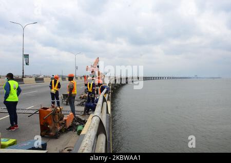 Les travailleurs de la construction sur le site commencent les travaux de réparation en cours sur le troisième pont du continent, à 26 juillet 2020, à Lagos. Nigeria, en particulier entre les périodes de pointe de 6,30am et 7pm, car beaucoup plus de passagers seront invités à voyager par d'autres routes et les voies navigables, tandis que la fermeture partielle du troisième pont continental de Lagos dure. (Photo par Olukayode Jaiyeola/NurPhoto) Banque D'Images