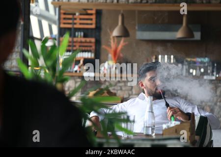 Un turc fume une chicha dans un bar de narguilé à Esenyurt, Istanbul, Turquie sur 27 juillet 2020. Les autorités turques ont maintenant autorisé la réouverture de restaurants, cafés, parcs et plages. (Photo de Sayed Najafizada/NurPhoto) Banque D'Images