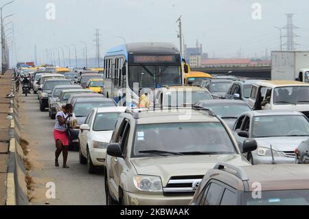 Les navetteurs piégés dans la circulation à la suite des travaux de réparation en cours commencent sur le troisième pont du continent, sur 26 juillet 2020, à Lagos. Nigeria, en particulier entre les périodes de pointe de 6,30am et 7pm, car beaucoup plus de passagers seront invités à voyager par d'autres routes et les voies navigables, tandis que la fermeture partielle du troisième pont continental de Lagos dure. (Photo par Olukayode Jaiyeola/NurPhoto) Banque D'Images