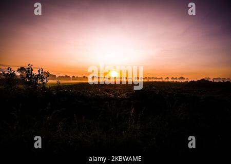 Le soleil se lève au-dessus de la mer Baltique, en Pologne, sur 28 juillet 2020. Cet endroit merveilleux est une grande attraction touristique en Pologne. (Photo de Krzysztof Zatycki/NurPhoto) Banque D'Images