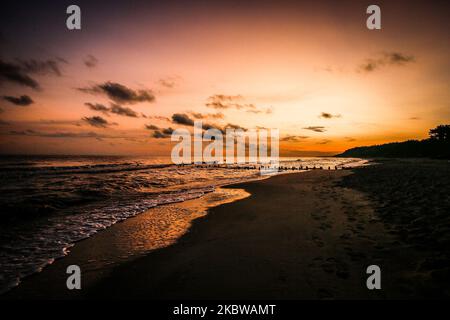 Le soleil se lève au-dessus de la mer Baltique, en Pologne, sur 28 juillet 2020. Cet endroit merveilleux est une grande attraction touristique en Pologne. (Photo de Krzysztof Zatycki/NurPhoto) Banque D'Images