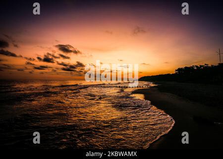 Le soleil se lève au-dessus de la mer Baltique, en Pologne, sur 28 juillet 2020. Cet endroit merveilleux est une grande attraction touristique en Pologne. (Photo de Krzysztof Zatycki/NurPhoto) Banque D'Images