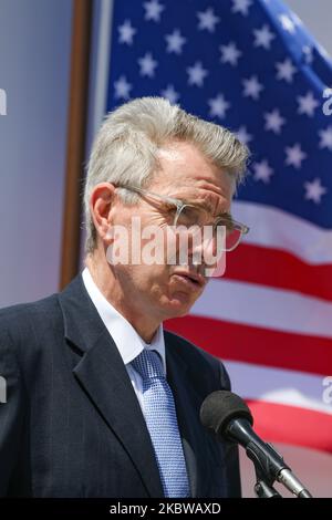 L'ambassadeur des États-Unis en Grèce Geoffrey R. Pyatt visite et parle au port d'Alexandroupoli dans la région d'Evros, Thrace ou Thraki dans le nord de la Grèce sur le 23 juillet 2020 alors que les forces, les troupes et les véhicules américains se déchargent pour l'OTAN atlantique résoudre 2020 exercice militaire en Roumanie. Le ministre grec de la défense, Nikos Panagiotopoulos, accompagne l'ambassadeur des États-Unis d'Amérique. L'ambassadeur américain porte un masque facial de sécurité beacsue de la pandémie du coronavirus Covid-19 et des mesures de protection. (Photo de Nicolas Economou/NurPhoto) Banque D'Images