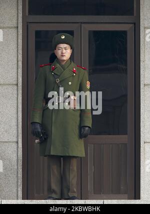 28 décembre 2011-Paju, des soldats nord-coréens de la Corée du Sud gardent leur position dans un village de trêve de Panmunjom, à environ 55 km (34 miles) au nord de Séoul, 28 décembre 2011. (Photo de Seung-il Ryu/NurPhoto) Banque D'Images