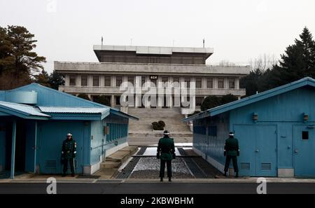 28 décembre 2011-Paju, des soldats sud-coréens gardent leur position dans un village de trêve de Panmunjom, à environ 55 km (34 miles) au nord de Séoul, 28 décembre 2011. (Photo de Seung-il Ryu/NurPhoto) Banque D'Images