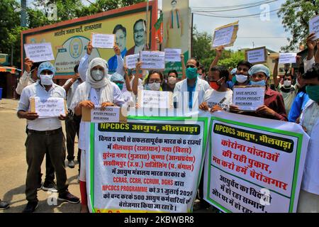 Les travailleurs du projet ayush 'NPCSCS' protestent contre le ministère Ayush au sujet de leurs diverses questions, à l'extérieur du bureau BJP à Jaipur, Rajasthan, Inde sur 28 juillet 2020. (Photo de Vishal Bhatnagar/NurPhoto) Banque D'Images