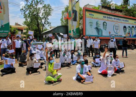 Les travailleurs du projet ayush 'NPCSCS' protestent contre le ministère Ayush au sujet de leurs diverses questions, à l'extérieur du bureau BJP à Jaipur, Rajasthan, Inde sur 28 juillet 2020. (Photo de Vishal Bhatnagar/NurPhoto) Banque D'Images