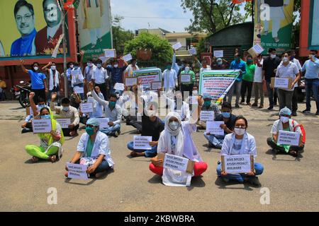 Les travailleurs du projet ayush 'NPCSCS' protestent contre le ministère Ayush au sujet de leurs diverses questions, à l'extérieur du bureau BJP à Jaipur, Rajasthan, Inde sur 28 juillet 2020. (Photo de Vishal Bhatnagar/NurPhoto) Banque D'Images