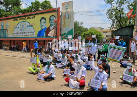 Les travailleurs du projet ayush 'NPCSCS' protestent contre le ministère Ayush au sujet de leurs diverses questions, à l'extérieur du bureau BJP à Jaipur, Rajasthan, Inde sur 28 juillet 2020. (Photo de Vishal Bhatnagar/NurPhoto) Banque D'Images