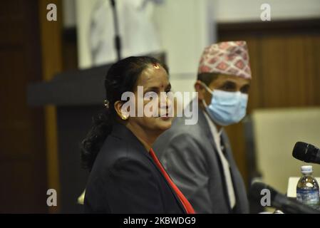 Janata Samajwadi Party, Lila Devi Sitaula arrivent à prêter serment du Président Agni Prasad Sapkota après avoir été élu député de la Chambre des représentants (Hor) à la place de Sarita Giri à Singha Durbar, Katmandou, Népal mercredi, 29 juillet 2020. (Photo de Narayan Maharajan/NurPhoto) Banque D'Images