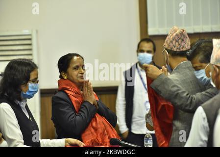 Les législateurs félicitent Janata Samajwadi, le Parti Lila Devi Sitaula, après avoir prêté serment à la Présidente Agni Prasad Sapkota après avoir été élu député de la Chambre des représentants (Hor) à la place de Sarita Giri à Singha Durbar, Katmandou, Népal mercredi, 29 juillet 2020. (Photo de Narayan Maharajan/NurPhoto) Banque D'Images