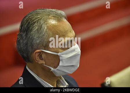 Baburam Bhattarai, président fédéral du parti Janta Samajbadi avec le masque facial arrivent dans la fonction du parti Janata Samajwadi Lila Devi Sitaula prend serment du Président Agni Prasad Sapkota après avoir élu comme membre de la Chambre des représentants (Hor) à la place de Sarita Giri à Singha Durbar, Katmandou, Népal mercredi, 29 juillet 2020. (Photo de Narayan Maharajan/NurPhoto) Banque D'Images