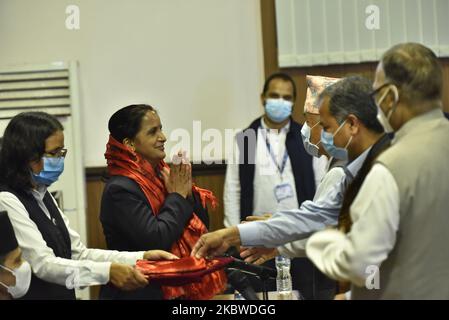 Les législateurs félicitent Janata Samajwadi, le Parti Lila Devi Sitaula, après avoir prêté serment à la Présidente Agni Prasad Sapkota après avoir été élu député de la Chambre des représentants (Hor) à la place de Sarita Giri à Singha Durbar, Katmandou, Népal mercredi, 29 juillet 2020. (Photo de Narayan Maharajan/NurPhoto) Banque D'Images