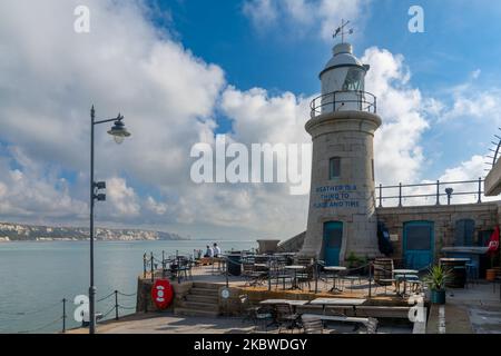 Folkestone, Royaume-Uni - 11 septembre 2022 : le bras de port de Folkestone avec le phare historique Banque D'Images