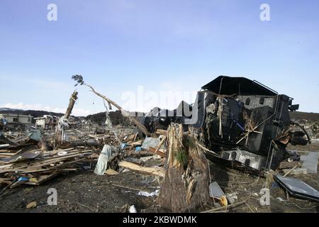 17 mars 2011-Sanriku Minami, gare ferroviaire japonaise près de la locomotive à vapeur détruite lors du tsunami frappé ville détruite à Sanriku Minami, au nord-est de Tokyo sur 17 mars 2011, Japon. Le 11 mars 2011, un tremblement de terre a frappé le Japon avec une magnitude de 9,0, le plus grand de l'histoire du pays et l'un des cinq plus puissants jamais enregistrés dans le monde. À une heure du tremblement de terre, les villes qui bordaient la rive ont été aplaties par un tsunami massif, causé par l'énergie libérée par le tremblement de terre. Avec des vagues allant jusqu'à quatre ou cinq mètres de haut, ils se sont écrasé à travers des maisons de civils, des villes et Banque D'Images