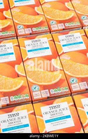 Cartons de jus d'orange Tesco et étiquetage : indication de la teneur en sucre/glucides. Pour les emballages alimentaires, les étiquettes alimentaires. Apport en vitamine C, 1 de 5, SIG Banque D'Images