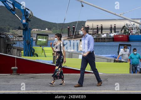 Les rois d'Espagne Felipe VI et Dona Letizia marchent à travers le port de pêche de Santona lors de leur visite institutionnelle en Cantabrie, Espagne, sur 29 juillet 2020. (Photo de Joaquin Gomez Sastre/NurPhoto) Banque D'Images