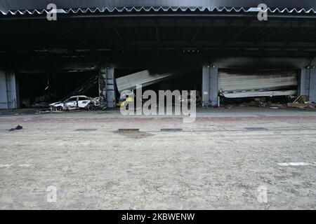 22 mars 2011-Sendai, Japon-une vue des débris et de la boue couverts par le tsunami a frappé l'aéroport détruit de Sendai sur 22 mars 2011, Japon. Le 11 mars 2011, un tremblement de terre a frappé le Japon avec une magnitude de 9,0, le plus grand de l'histoire du pays et l'un des cinq plus puissants jamais enregistrés dans le monde. À une heure du tremblement de terre, les villes qui bordaient la rive ont été aplaties par un tsunami massif, causé par l'énergie libérée par le tremblement de terre. Avec des vagues allant jusqu'à quatre ou cinq mètres de haut, ils se sont écrasé à travers des maisons, des villes et des champs de civils. (Photo de Seung-il Ryu/NurPhoto) Banque D'Images