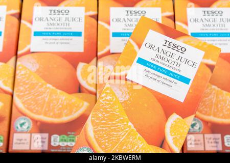 Cartons de jus d'orange Tesco et étiquetage : indication de la teneur en sucre/glucides. Pour les emballages alimentaires, les étiquettes alimentaires. Apport en vitamine C, 1 de 5, SIG Banque D'Images