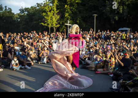 Drag Queen se produit lors d'un événement sous le nom de « course de dragsters réelle », qui consiste en une course et des performances au parc Hasenhaide Berlin sur 28 juillet 2020. Les dragons souffrent également de problèmes économiques et manquent de travail en raison des restrictions visant à prévenir la propagation du coronavirus et ont appelé à l'événement à soutenir par des dons et la solidarité dans la communauté gay. (Photo par Emmanuele Contini/NurPhoto) Banque D'Images