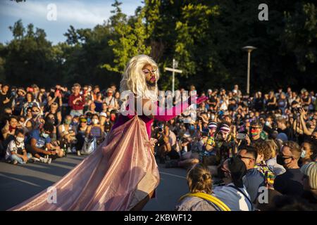 Drag Queen se produit lors d'un événement sous le nom de « course de dragsters réelle », qui consiste en une course et des performances au parc Hasenhaide Berlin sur 28 juillet 2020. Les dragons souffrent également de problèmes économiques et manquent de travail en raison des restrictions visant à prévenir la propagation du coronavirus et ont appelé à l'événement à soutenir par des dons et la solidarité dans la communauté gay. (Photo par Emmanuele Contini/NurPhoto) Banque D'Images