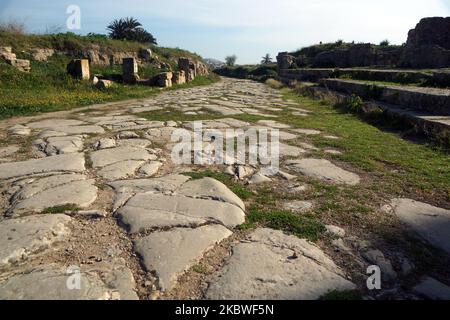 Une ancienne route romaine sur le site archéologique de Bulla Regia en Tunisie Banque D'Images