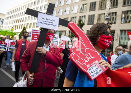 Des gens assistent à une manifestation contre les plans de fermeture des magasins de la chaîne de magasins Galeria Karstadt Kaufhof, à la suite de la rupture de la maladie du coronavirus (COVID-19) à Berlin, en Allemagne, sur 30 juillet 2020. (Photo par Emmanuele Contini/NurPhoto) Banque D'Images