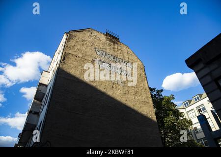 Un graffitti qui s'estompe et qui lit « la révolution est la seule solution » est vu sur un mur d'un bâtiment à Berlin Kreuzberg, en Allemagne, sur 29 juillet 2020. (Photo par Emmanuele Contini/NurPhoto) Banque D'Images