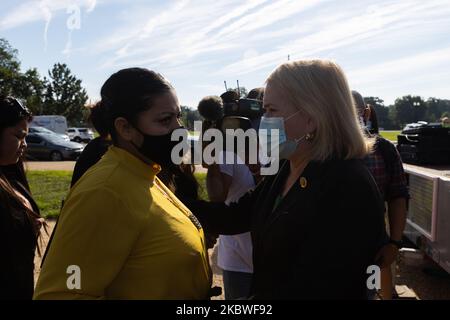 Gloria Guillen, la mère de Vanessa Guillen est vue en parlant avec la congressiste Sylvia Garcia (TX-29) au National Mall avant un rassemblement pour exiger une enquête sur le meurtre d'un soldat. 30 juillet 2020. (Photo par Aurora Samperio/NurPhoto) Banque D'Images