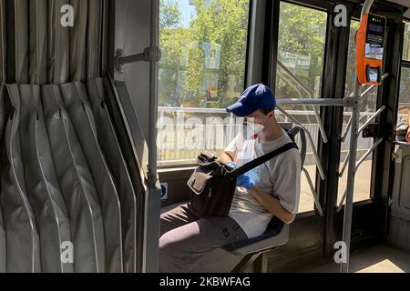 Le passager porte un masque facial de protection à l'intérieur d'un trolleybus dans le contexte de l'épidémie de coronavirus COVID-19 à Kiev, en Ukraine, sur 29 juillet 2020 (photo de Maxym Marusenko/NurPhoto) Banque D'Images