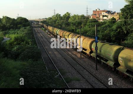 Un train de marchandises de pétrolier passe vers la gare de Nizamuddin près d'Ashram à New Delhi sur 30 juillet 2020. (Photo de Mayank Makhija/NurPhoto) Banque D'Images