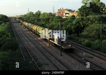 Un train de marchandises de pétrolier passe vers la gare de Nizamuddin près d'Ashram à New Delhi sur 30 juillet 2020. (Photo de Mayank Makhija/NurPhoto) Banque D'Images