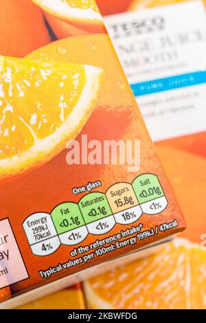 Gros plan des feux de circulation alimentaires sur une boîte en carton de jus d'orange de marque Tesco. Pour obtenir des informations sur la nutrition et l'alimentation, 5 heures sur 24. Banque D'Images