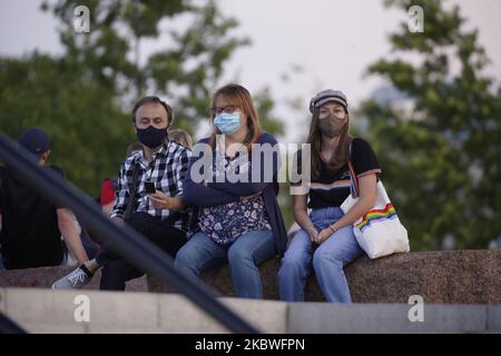 Un groupe de personnes portant des masques est vu sur le boulevard près de la Vistule à Varsovie, en Pologne, sur 30 juillet 2020. (Photo de Jaap Arriens/NurPhoto) Banque D'Images