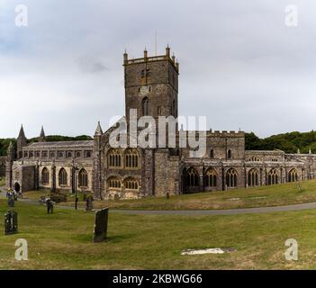 St Davids, Royaume-Uni - 28 août 2022 : vue sur la cathédrale et le cimetière St Davids de Pembrokeshire Banque D'Images