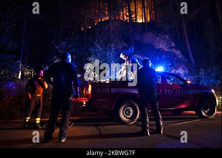 Les pompiers travaillent sur un incendie dans le parc national de Gran Sasso, en Italie, sur 31 juillet 2020. Un très grand incendie s'est produit hier à Arischia, en Italie, le 30 juillet 2020. incendie de forêt. Le feu a créé beaucoup de soucis depuis le début, car depuis le début la situation était assez préoccupante. Hier, cinq Canadair et un hélicoptère de la région étaient présents sur place. Les opérations d'extinction d'en haut ont été terminées en raison de l'arrivée de l'obscurité autour de 8:30 pm.le front est assez étendu et pendant la nuit les flammes ont allumé les montagnes, même bien visible de la ville de L Banque D'Images