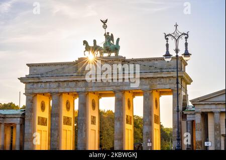 La célèbre porte de Brandebourg à Berlin avec les derniers rayons du soleil avant le coucher du soleil Banque D'Images