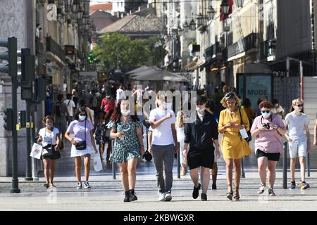 Les touristes portant des masques protecteurs marchent près de Praça de Comércio, Lisbonne. 31 juillet 2020. La ministre de la Santé, Marta Temido, a signalé qu'il y a 12 864 cas actifs de la maladie COVID-19 au Portugal, y compris des infections liées à une éclosion. Au total, il y a 194 foyers actifs dans le pays : 47 dans la région du Nord, 12 dans le Centre, 106 à Lisbonne et dans la vallée du Tage, 14 dans l'Alentejo et 15 dans la région de l'Algarve. Les éclosions sont considérées comme actives même si plusieurs jours se sont écoulés depuis le dernier cas confirmé. « Nous considérons qu'une éclosion n'est éteinte que lorsque 28 jours (deux périodes d'incubation) ont p Banque D'Images