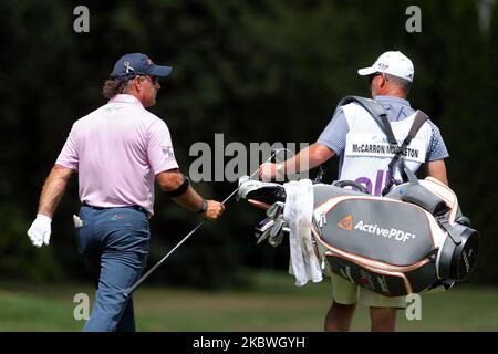 Scott McCarron, de Mooresville, NC, remet un club à son caddie sur le fairway 15th après avoir frappé du tee, lors de la première partie du tournoi de golf The Ally Challenge présenté par McLaren au Warwick Hills Golf & Country Club à Grand blanc, MI, États-Unis, vendredi, 31 juillet, 2020. (Photo par Amy Lemus/NurPhoto) Banque D'Images