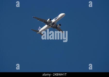 LOT - Polish Airlines Embraer ERJ-190STD avions vu arriver au-dessus de Thessalonique. L'avion à corps étroit ERJ190 est doté de l'enregistrement SP-LMD. LOT est le porte-drapeau de la Pologne basé à Varsovie. La compagnie aérienne est membre de Star Alliance. L'avion vole sur l'approche finale pour atterrir à l'aéroport international de Thessalonique Makedonia SKG LGTS en Grèce, au-dessus de la ville de Thessalonique ou Salonica avec un ciel bleu en arrière-plan. Thessalonique est une destination touristique populaire spécialement pendant l'été avec les plages de sable et les eaux transparentes de mer de Halkdiki et Pieri Banque D'Images